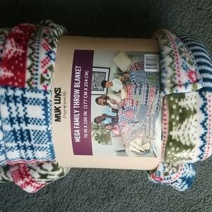 Muk Luks family size throw with pockets for feet & devices 70 x 100.